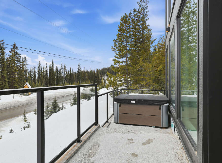 Enjoy breathtaking mountain views from this stunning property, complete with a private balcony and a luxurious hot tub.