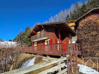 Discover this charming chalet nestled in a picturesque mountain setting.