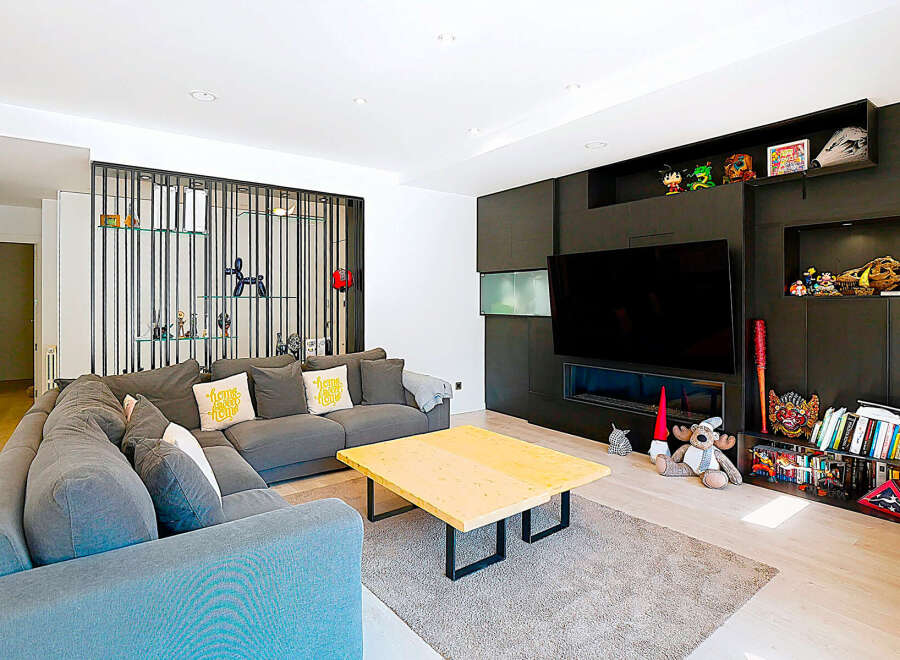 This stunning living room boasts a modern design with a cozy sectional sofa, perfect for relaxing and entertaining.