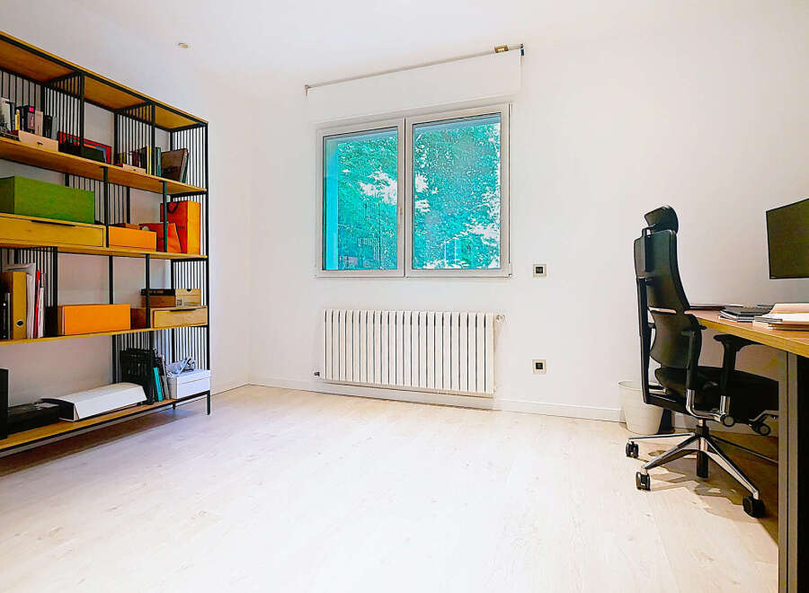 This modern office space offers a bright and airy atmosphere, perfect for productivity.