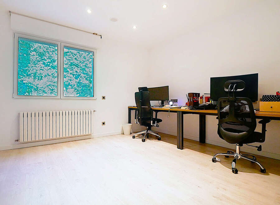 This modern office space offers a bright and airy atmosphere, perfect for productivity.