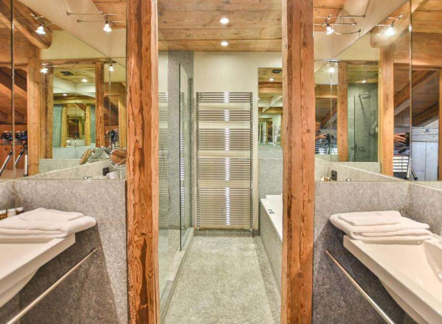 Experience luxury in this stunning bathroom featuring a modern design and high-end finishes.