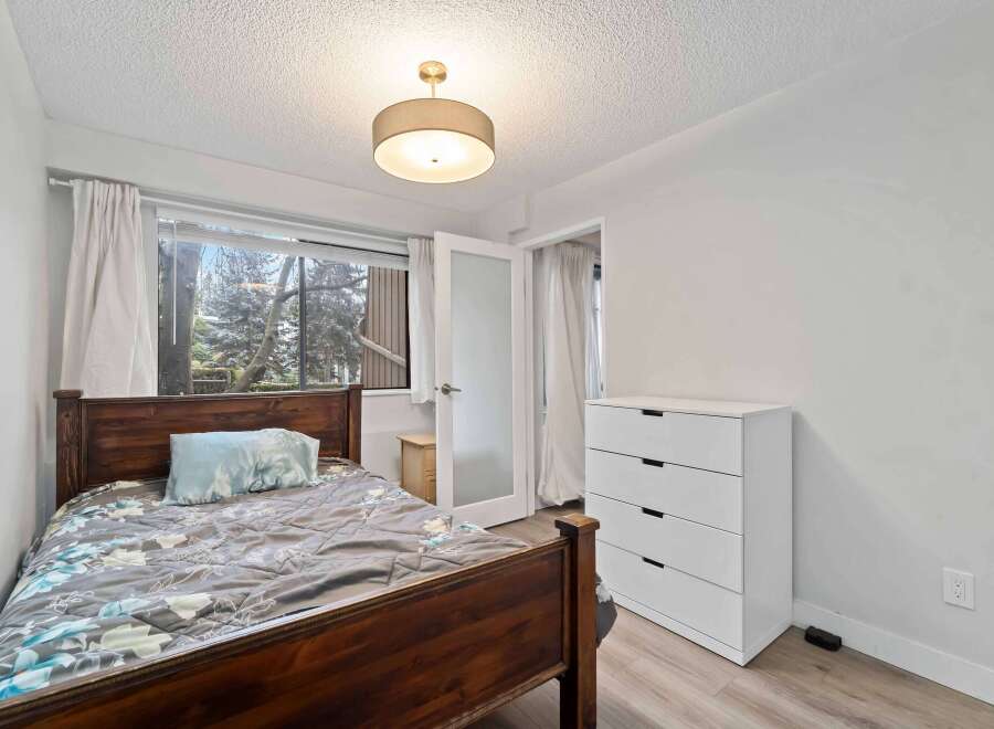 This cozy bedroom features a comfortable bed with a stylish comforter and a decorative pillow.