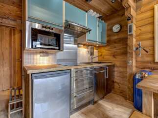 Discover the charm of this cozy kitchen, perfect for preparing delicious meals.