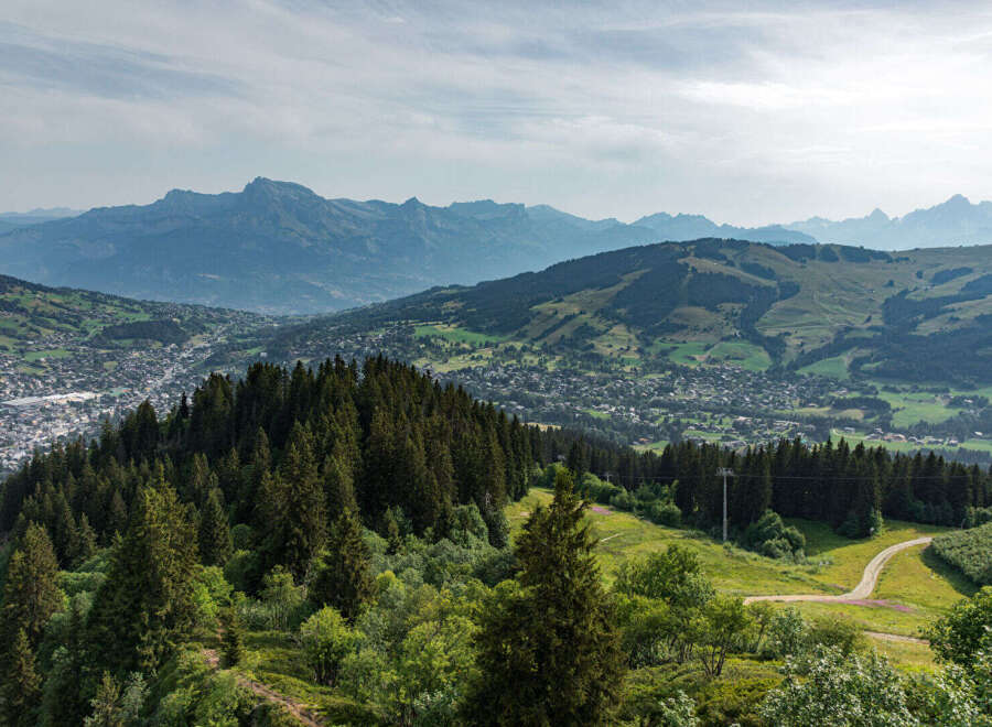 Discover breathtaking panoramic views from this stunning property, nestled amidst rolling green hills and majestic mountains.