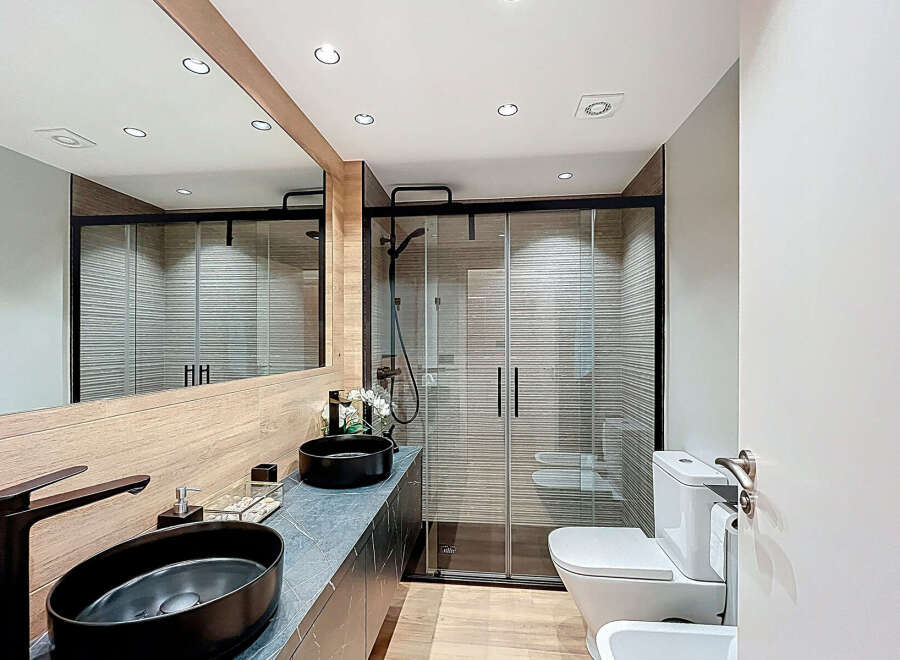 Step into modern luxury with this stunning bathroom design.