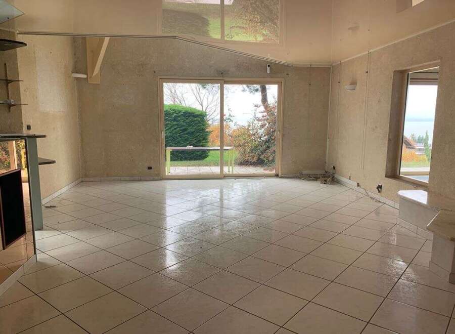 Discover the potential of this spacious property with its bright, tiled floors and ample natural light.