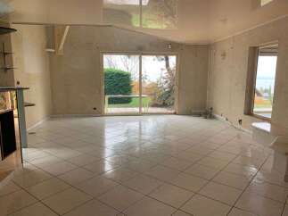 Discover the potential of this spacious property with its bright, tiled floors and ample natural light.