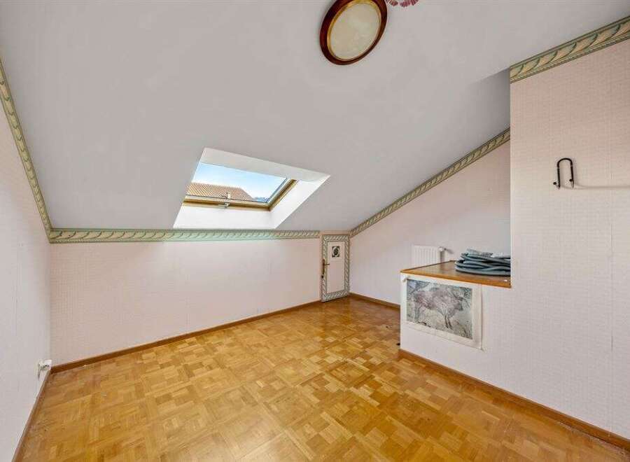 Discover this charming attic space, featuring a unique skylight that floods the room with natural light.
