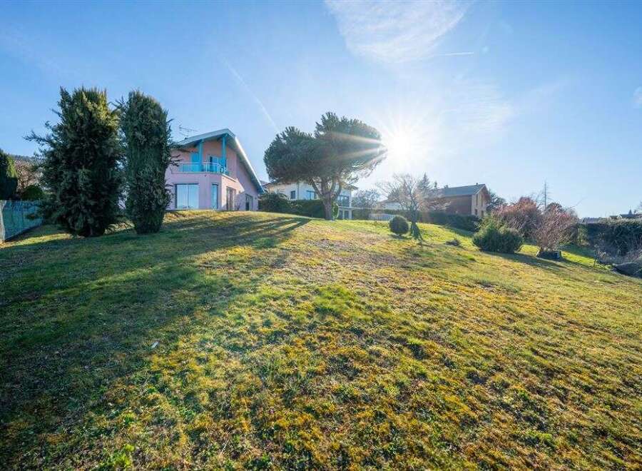 Discover this charming property nestled in a serene environment.