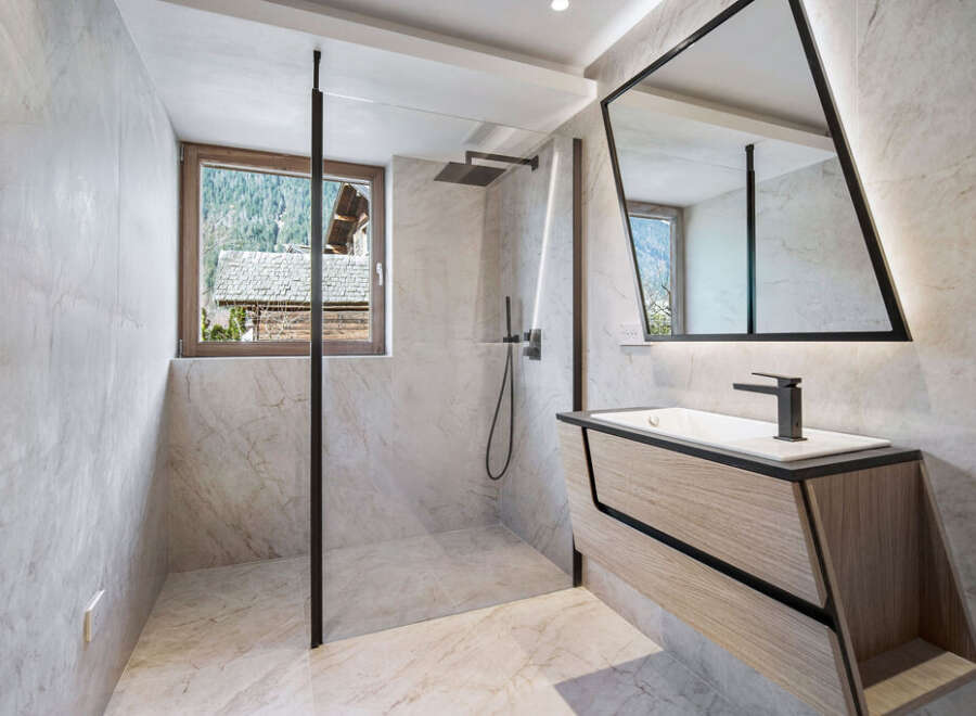 Experience luxury in this stunning bathroom featuring a modern design and high-end finishes.