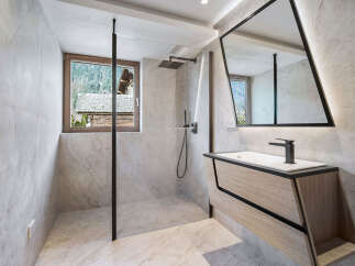 Experience luxury in this stunning bathroom featuring a modern design and high-end finishes.