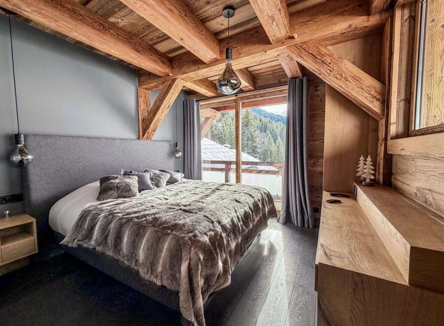 Experience the epitome of rustic luxury in this stunning bedroom.