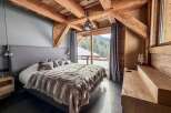 Experience the epitome of rustic luxury in this stunning bedroom.