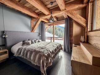 Experience the epitome of rustic luxury in this stunning bedroom.