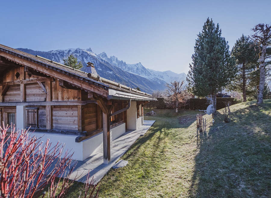 Nestled amidst the stunning mountain scenery, this charming chalet offers a perfect blend of rustic elegance and modern comfort.