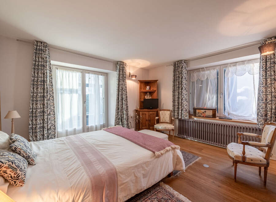 This charming bedroom offers a cozy and inviting atmosphere, perfect for relaxation.