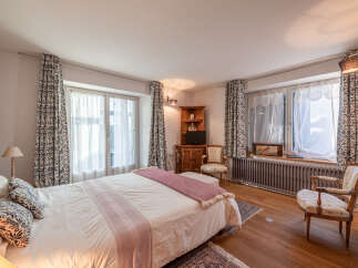 This charming bedroom offers a cozy and inviting atmosphere, perfect for relaxation.