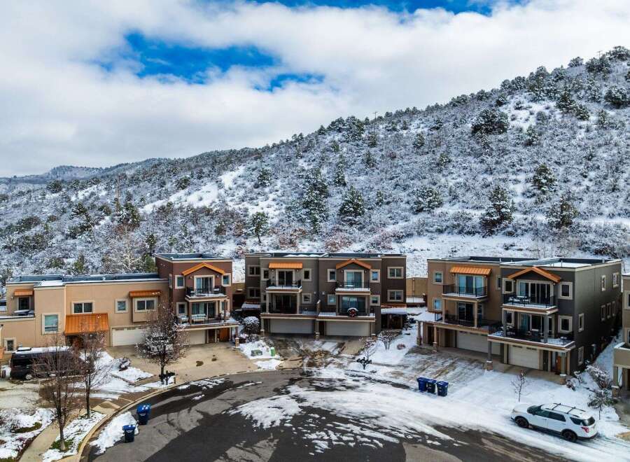 Discover luxury living in this stunning property nestled in a picturesque mountain setting.