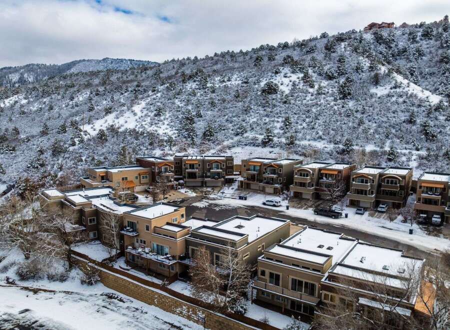 Discover luxury living in this stunning property nestled in a picturesque mountain setting.