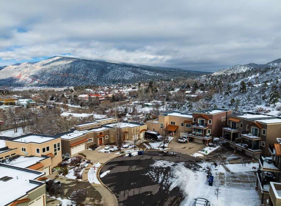 Discover luxury living in this stunning property nestled in a picturesque mountain setting.