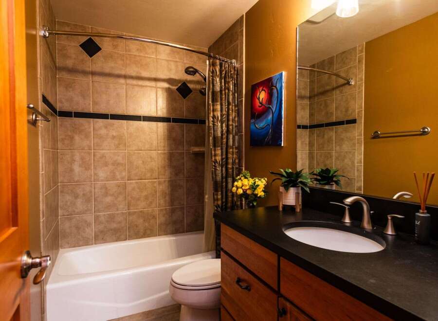 This stunning bathroom boasts a modern design with a touch of warmth.
