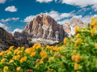 Explore the breathtaking beauty of this mountain landscape, perfect for outdoor enthusiasts and nature lovers.