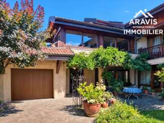 Discover this stunning property featuring a charming exterior and a welcoming atmosphere.