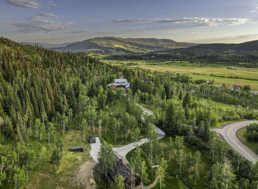 Discover your dream retreat nestled in the heart of nature! This stunning property boasts a luxurious home surrounded by lush greenery and breathtaking mountain views.