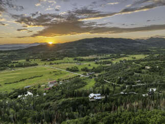 Experience the tranquility of this stunning property nestled in a picturesque landscape.