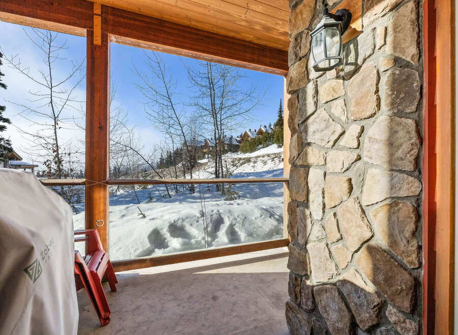 Enjoy breathtaking mountain views from this stunning property.
