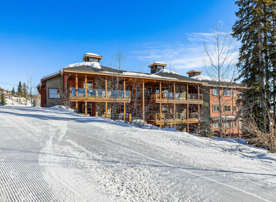 This stunning property offers a luxurious retreat with its beautiful architecture and prime location.