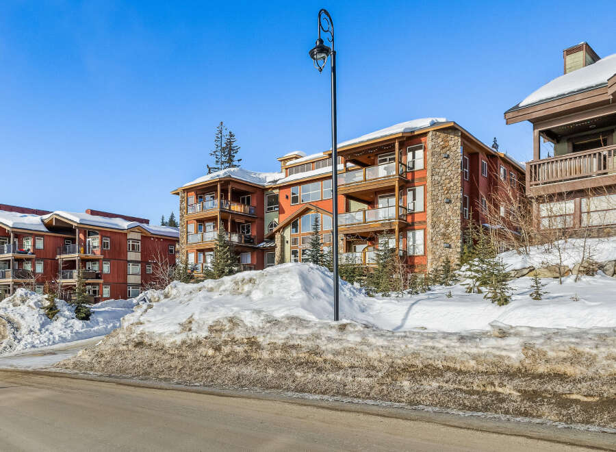 Discover a stunning mountain retreat with this beautiful property.