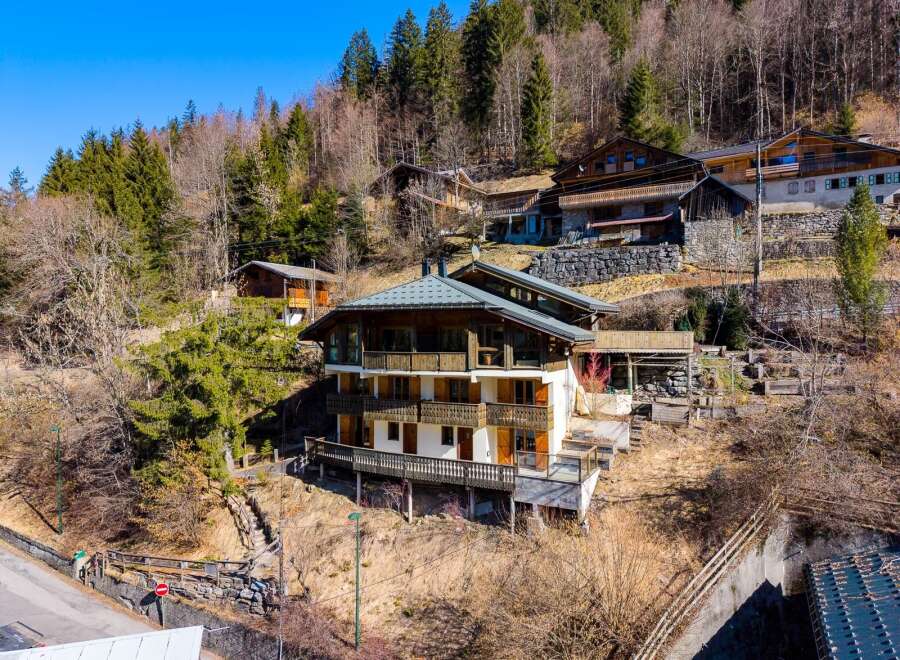 Discover a stunning chalet nestled in a picturesque mountain setting.