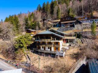 Discover a stunning chalet nestled in a picturesque mountain setting.