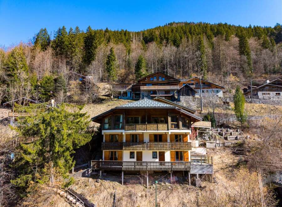 Discover a stunning chalet nestled in the mountains, offering breathtaking views and a serene atmosphere.
