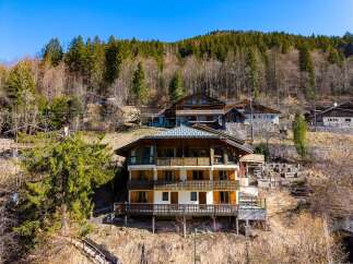 Discover a stunning chalet nestled in the mountains, offering breathtaking views and a serene atmosphere.
