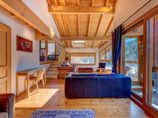 Experience the charm of this stunning property, featuring a warm wooden interior and breathtaking mountain views.
