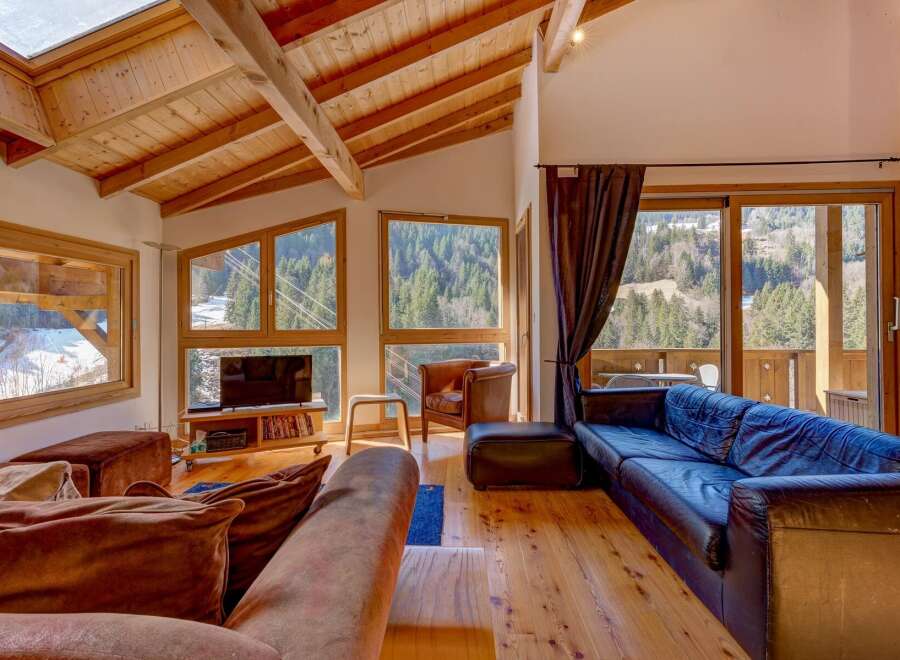 Experience the ultimate in alpine luxury with this stunning property, boasting breathtaking views of the surrounding mountains.