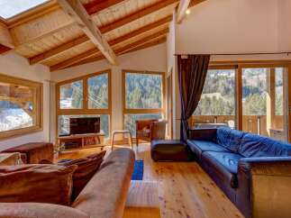 Experience the ultimate in alpine luxury with this stunning property, boasting breathtaking views of the surrounding mountains.