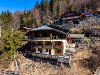 Discover a stunning chalet nestled in a picturesque mountain setting, offering breathtaking views and a tranquil escape.