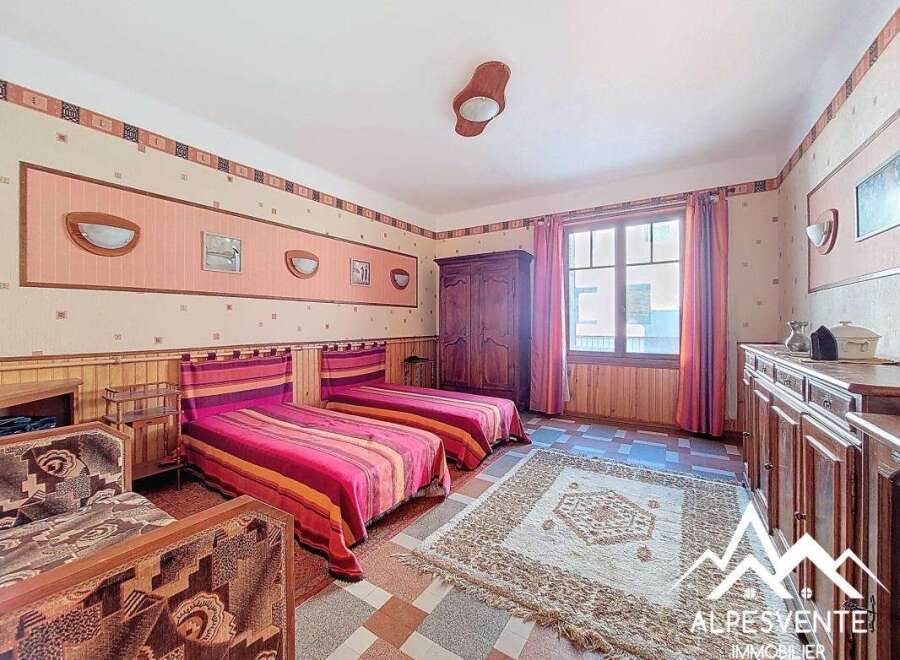 Discover this charming bedroom, perfect for a cozy retreat.