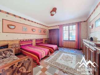 Discover this charming bedroom, perfect for a cozy retreat.