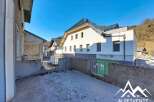 Discover this charming property with a prime location, offering a blend of modern convenience and natural beauty.