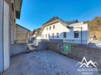 Discover this charming property with a prime location, offering a blend of modern convenience and natural beauty.