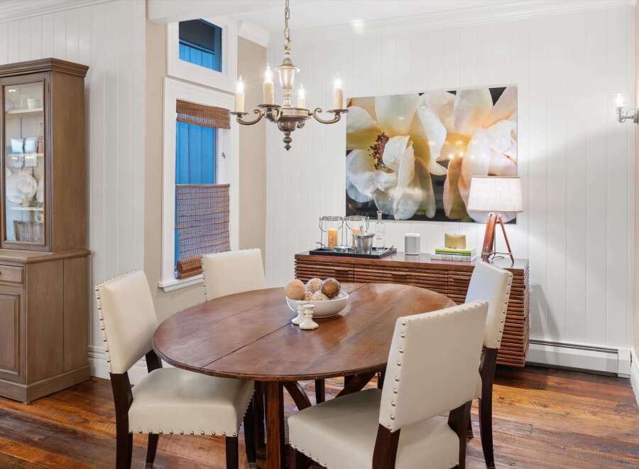 This elegant dining room features a beautiful wooden table and stylish chairs, perfect for hosting gatherings.