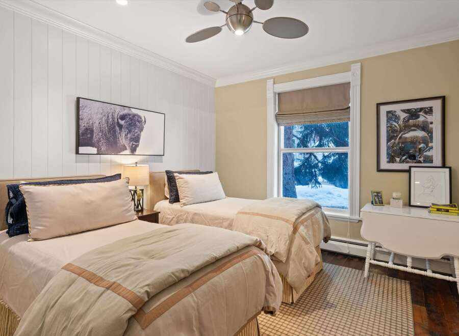 This inviting bedroom features two twin beds, perfect for guests or a shared space.