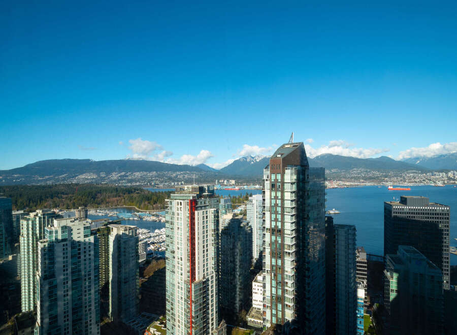 Experience the epitome of urban living with this stunning high-rise property.