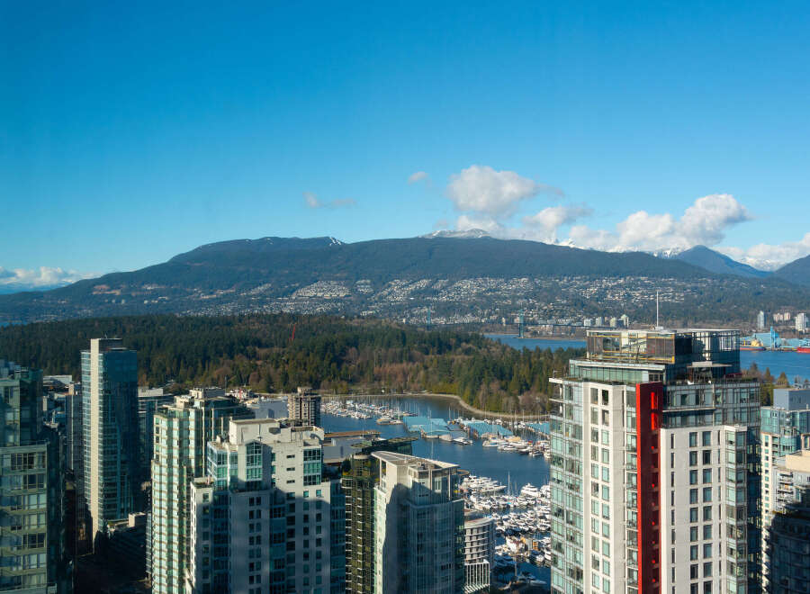 Experience breathtaking views from this luxurious condo, perfectly positioned in a vibrant urban setting.