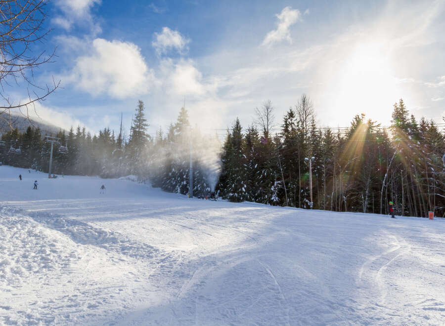 Experience the thrill of winter at this stunning ski resort! This property boasts pristine slopes, perfect for both beginners and experienced skiers.